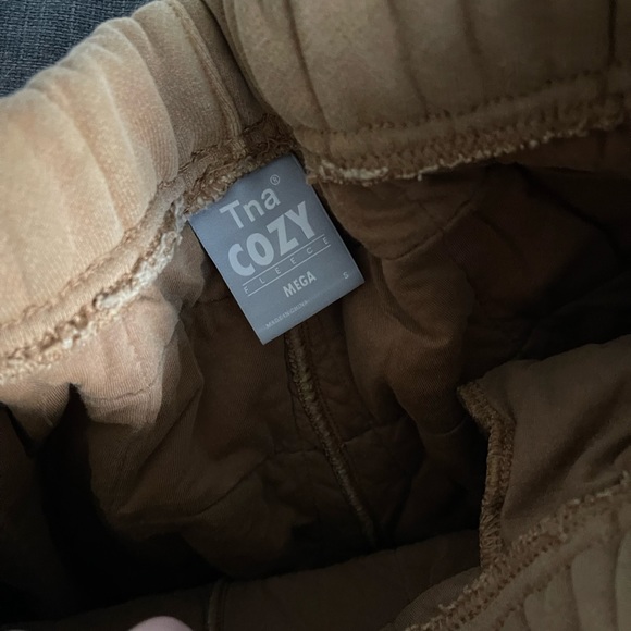 TNA quilted mega sweatpants - Picture 2 of 3